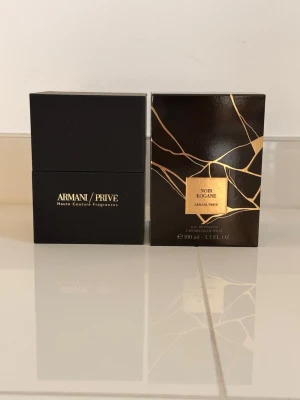 🖤 Armani Privé Noir Kogane 100ml 🖤 - Säljer en exklusiv nicheparfym från Armani Privé-serien ✨ Mörk, elegant och lyxig doft med riktigt bra hållbarhet. Perfekt för kvällar och speciella tillfällen.  ✅ 100ml ✅ Med originalbox ✅ Exklusiv och svår att få tag på ✅ Unisex doft ✅ Lyxig presentation & kvalitet  💸 Pris: 2700 kr  📦 Endast skickas Hör av dig vid intresse 👍