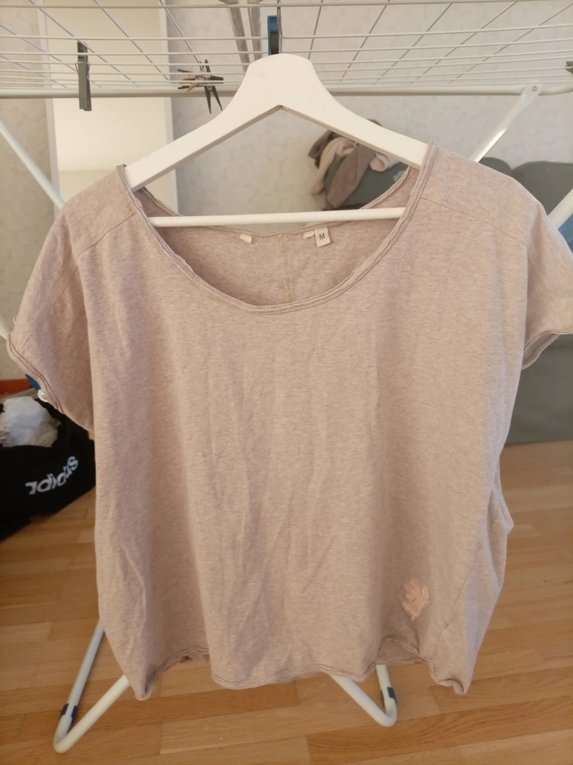 Ljusbeige t-shirt med blompatch