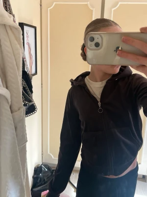 Brun zip hoodie  - En fin brun tröja från Gina tricot i storlek xs, litet vitt märke på tröjan men inget som märks tydligt 