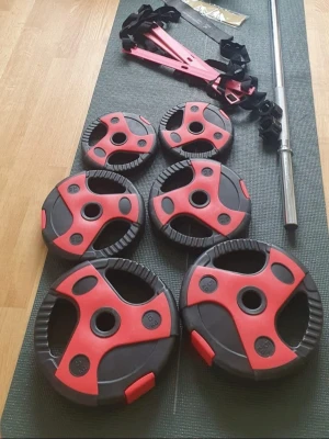 Komplett träningskit 20kg + tillbehör - Hantlar, band, magerulle - ENDAST KIT - Säljer komplett hemmagym-kit i nyskick! Använt få gånger, inga defekter alls.  *Ingår i kitet:* - 1x Justerbar hantelstång/skivstång - Viktplattor totalt 17,5kg - 2x Träningsband/loops med olika motstånd - gul, svart - 2x Träningsband med handtag - grå - 1x Magerulle/ab wheel för magträning - 1x Träningsstege/agility ladder  Skick: Nyskick. Använt väldigt få gånger. Som nytt, inga skador eller defekter. VIKTIGT:Säljes ENDAST som komplett kit. Säljer INTE delar separat.