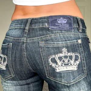 Victoria beckham jeans - Midjemått: 35cm rakt över, innerbenslängd: 81cm 💗