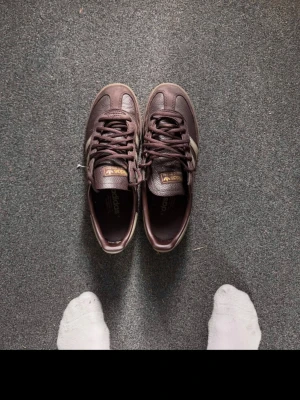 Bruna Adidas Spezial sneakers - Säljer ett par adidas spezial i brun läder och mocka. Använts ett fåtal gånger och är inköpta för ungefär 4 månader sen. Strl 42 2/3 