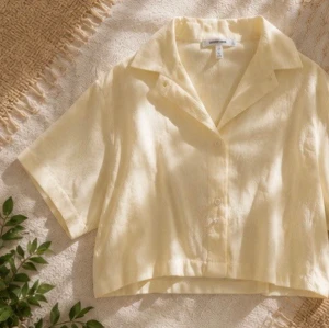 Ljusgul croppad linneskjorta - clean girl summer in a shirt 👸🏼✨luftig oversized passform & perfekt till stranden eller stan ☀️såå snygg både öppen och knäppt!!  Bundle finns🤍  Soft and pieces  