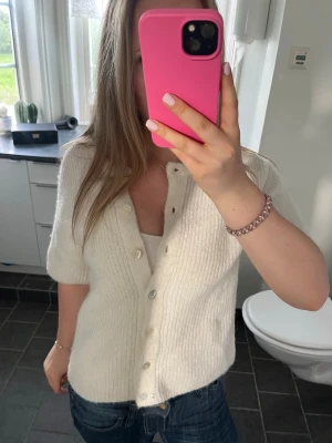 kabelstickad kofta - trendig kofta ifrån Gina Tricot i fint skick! 💐
