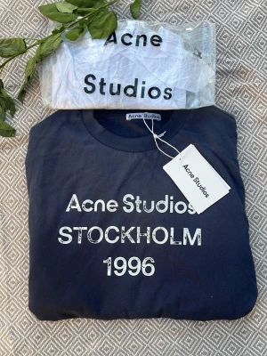  Acne Studios long sleeve - Tja! Jag säljer Snygg blå t-shirt från Acne Studios long sleeve. Klassisk rund halsringning och korta ärmar. Perfekt för dig som gillar stilrena och trendiga plagg med streetkänsla.