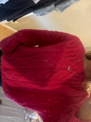 Rosa stickad tröja med mönster - Jätte fin rosa stickad tröja med fint mönster💗 perfekt till sommarn
