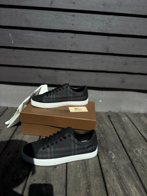 Burberry skor - Säljer ett par helt nya mörkblå Burberry skor i strl 42  Fick de i present men de passade tyvärr inte min stil, och nu har tiden för retur gått ut så väljer att sälja vidare istället. Skorna är aldrig använda och fortfarande i toppskick.  Riktigt clean färg som passar till nästan allt och perfekta nu till sommaren  Nypris mycket högre, så först till kvarn gäller. Skriv vid intresse!
