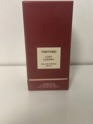 Tom Ford Lost Cherry EdP 100 ml - Tom Ford Lost Cherry Eau de Parfum 100 ml är en lyxig parfym i en elegant mörkröd glasflaska med matchande röd kartong. Doften är känd för sina söta och fruktiga körsbärstoner. Flaskan har en stilren, fyrkantig form och ett exklusivt utseende.