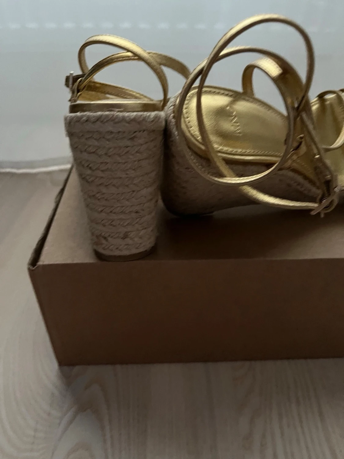 Guldiga wedge-pumps med snörning, storlek 35, 10cm, Mango - 3