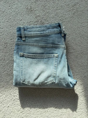 Flared jeans - Säljer ett par flared jeans från Bershka. I helt ny skick då den används med noggrannhet. Storleken är EUR 34 (är själv 175). Priset går att diskutera och hör av er vid frågor.