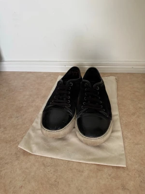 Lanvin Skor - Snygga Lanvin-skor i svart! De är EU 42-43 UK 8. De är i ett ganska bra skick och vissa tecken på användning. 1950kr (nypris: 4500kr). Lanvin-dustbag kommer med.  Kan fraktas via Postnord / Instabox samma dag. Hör av dig vid frågor eller funderingar😊