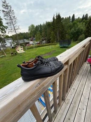 Christian Louboutin Herr - Christian Louboutin Skor Herr.                        Okej skick. Dem är väldigt stora i storlek så dem funkar nog upp mot Storlek 44