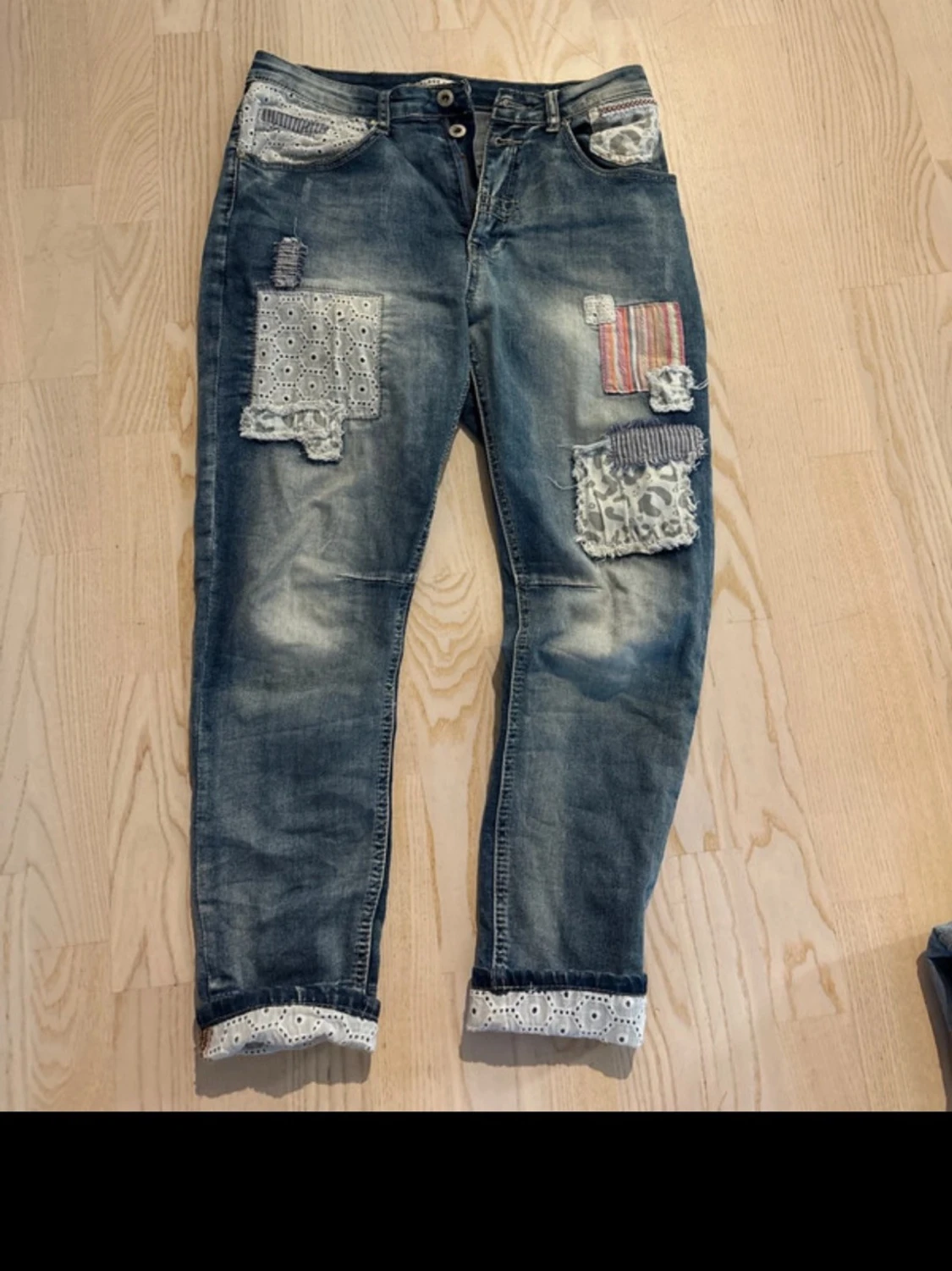 Patchade boyfriendjeans med spets
