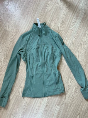 Lululemon define jacket - Säljer min Lululemon define jacket som knappt är använd, endast handtvättad, storlek 4, kan nog leta fram kvitto i mejlen om så önskas
