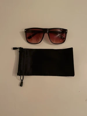 R@yban liknande solglasögon - Tjena! Säljer nu dessa feta solglasögonen. Dem är nästan identiska med Rayban, form, färg och kvalité. Enda skillnaden är att dessa inte har någon Rayban logga, vilket är det man betalar för annars. Skicka ett pm vid intresse, skicka bud. 