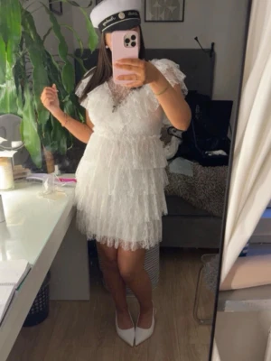 Student klänning + skor - OBS!! Kommer kunna posta detta 6 juni. Kommer att användas en gång på min student den 5 juni. Tillkommer box till skorna och så man kan byta klack underlag🥰 Klänning från bubbeleroom och skorna nelly. Nypris klänning 899kr slutsåld i S. Skorna 400kr. Skorna är i 37! ( Man kan köpa var för sig ) Klänningen passar absolut Xs-M