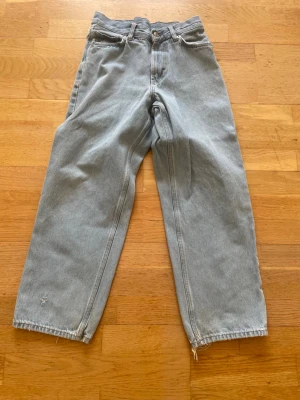 Ljusblå baggy sweet skbt jean - Säljer ett par ljusblå sweet skbts jeans med rak och baggy passform. Stlk xxs