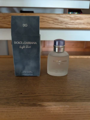 Dolce & Gabbana Light Blue Pour Homme, EdT, 75 ml - Fräsch parfym från Dolce & Gabbana, Light Blue Pour Homme Eau De Toilette. Rensar bland mina parfymer o säljer denna då jag redan har en exakt likadan. Kartongen i mörkblå sammet följer med. 