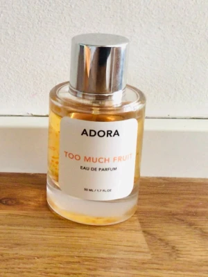 Adora Too Much Fruit Eau de Parfum - Adora Too much fruit, lite använt se bild