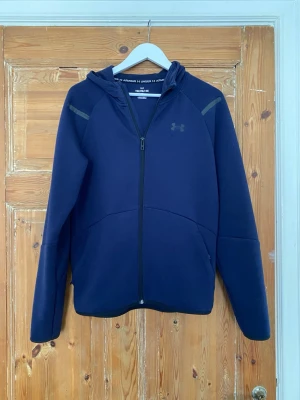 Under Armour Fleece - Säljer nu denna Ander Armour fleece tröjan, kommer i underbart skick och står and den är i XL men skulle säga att den sitter mer som M. Kom gärna fram med bud och frågor om ni har.