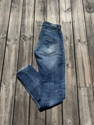 Dondup jeans - Säljer ett par grymt snygga dondup jeans. Riktigt skygg färg/tvätt men även goa slitningar. Bra skick på Jensen i storlek:30. Hör av dig vid funderingar.