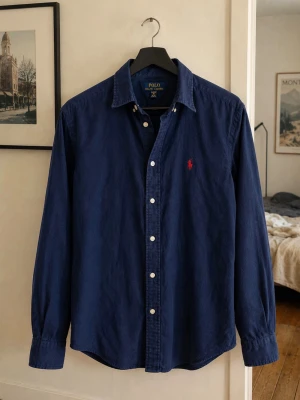 Ralph lauren linneskjorta - Fet Ralph lauren mörkblå Ralph Lauren linne skjorta till sommaren! Skick| 8/10 | storlek: barn XL men passar S-M