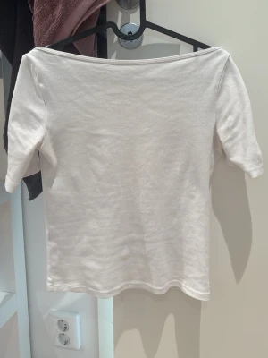 Vit topp - Vit stilren topp från Zara i mycket bra skick. Använd fåtal gånger och passar många outfits 