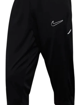 Svarta Nike mjukisbyxor med logga - Svarta mjukisbyxor från Nike dri-fit med vit logga på höften. Byxorna har en avslappnad passform och är tillverkade i ett mjukt material som är perfekt för chill eller träning. Elastisk midja och smala ben ger en modern look.