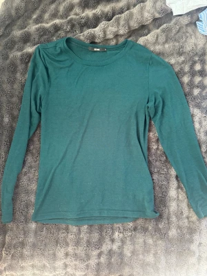 Mörkgrön långärmad topp från Bik Bok - En enkel och stilren mörkgrön långärmad topp från Bik Bok. 