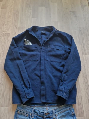 Overshirt - Mörkblå overshirt från selected homme. Storlek S.