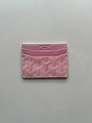 Rosa korthållare från G*yard - Supersnyggt rosa kortfodral från G*yard med klassiskt mönster och flera kortfack. Tillverkat i canvas och läder, perfekt för dig som vill ha något både stilrent och trendigt i väskan.