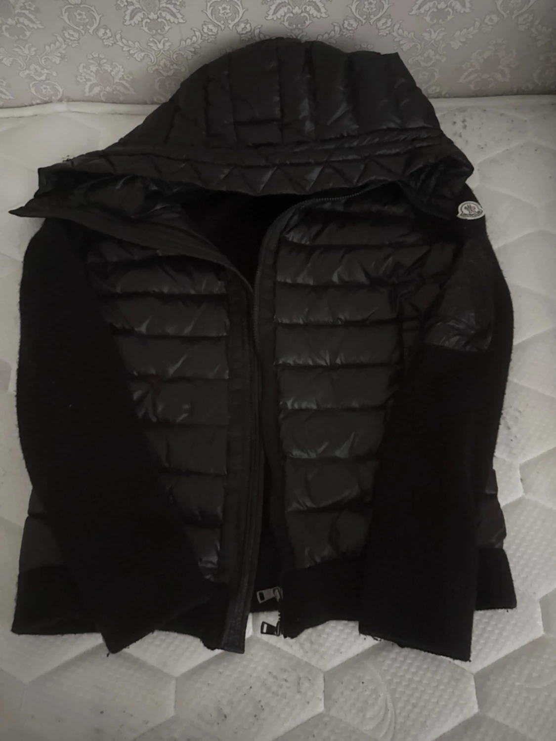 Svart pufferjacka med huva Moncler