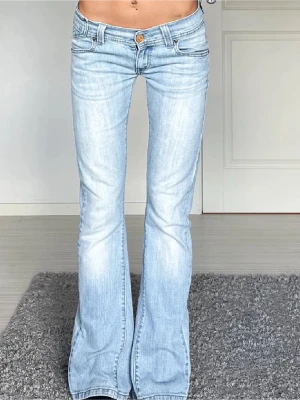 Lågmidjade jeans - Midjemått: 38cm rakt över! Innerbenslöngd: 80cm 💕 skriv om ni undrar nått