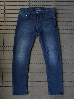 Handpicked Orvieto - Säljer ett par riktigt sköna jeans från Handpicked i storlek W32. Ett italienskt märke som säljer premium jeans i toppkvalitet. Nypris ca 3000kr. Inga defekter alls! Bara att skriva vid funderingar!🌟