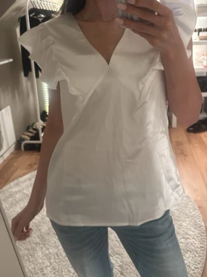 Elegant blus - Jättefin och elegant blus. Köpt här på plick men säljer den vidare då den ej kommer till användning💕