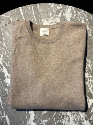 John Henric Kashmir Sweatshirt  - Sjukt snygg beige aktig pullover/ sweatshirt i 100% Kashmir från John Henric. Använd fåtal gånger och är i princip ny skick, inga defekter, hål eller något sånt. Nypris ligger runt 2400 kr. Storleken är XL men säljer just för att den passar mycket mer som en vanlig L. Vid frågor om pris, storlek m.m är det bara att höra av dig. 😄