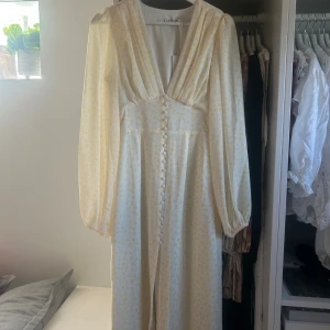 Gul blommig lång klänning - Jättesöt gul blommig långklänning från NAKD! Perfekt nu till sommaren💛