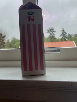 Rosa mjölk förpackning  - Tom förpackning av den rosa mjölken 