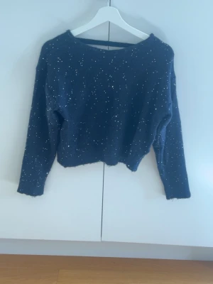 Gina tricot 134/140 - Stickad glitter tröja från Gina Young med öppen rygg. Ganska kort i modellen. Storlek 134/140, använd några gånger💕