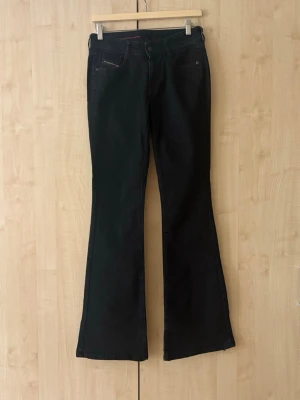 Lågmidjade bootcut jeans, diesel - Superfina svarta lågmidjade bootcut jeans från diesel. Midjemått rakt över 37 cm och innerbenslängd 84 cm. Nypris ca 2000 kr💓