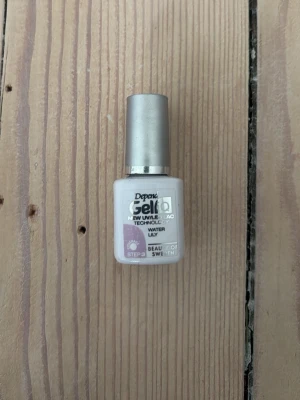 Depend Gel iQ Water Lily nagellack - Depend Gel iQ nagellack i nyansen Water Lily. Lacket har en ljuslila ton med lite glitter. Knappt använd💕