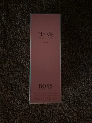 Hugo Boss Ma Vie Pour Femme L'Eau 50ml - Säljer en elegant parfym, Ma Vie Pour Femme L'Eau från Hugo Boss. Flaskan rymmer 50 ml och kommer i en stilren, ljusrosa förpackning med svart text. Perfekt för dig som gillar fräscha och feminina dofter. Oöppnad!