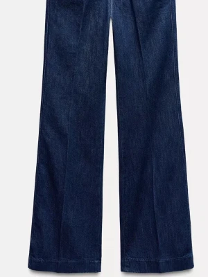 Mörkblå bootcut jeans - Snygga mörkblå bootcut jeans med hög midja och utsvängda ben. Klassisk femficksmodell i mjukt denimtyg som sitter skönt och ger en trendig siluett. Perfekta för dig som gillar en retroinspirerad look. Från Zara. Ganska låga i midjan. Storlek 38. 