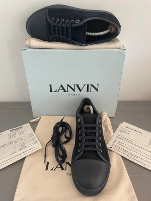 Lanvin Dbb1 Patent Cap Toe Skor Navy  - Helt nya navy färgade lanvins med max en användning i storlek uk 6 vilket motsvarar ungefär storlek 40 men passar även större • Retail ligger runt 5000kr men säljs här för bara 2599kr!!! OG finns och kan fås med vid fullpris eller övereskommelse.  Jag svarar gärna på frågor och prisförslag mvh