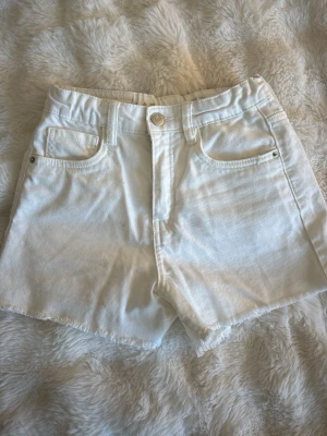 Vita jeans shorts - lab industries  - Inge fläckar elle tecken på användning. Jätte snygga till sommaren och sitter jätte fint och snyggt på men är tyvärr för små så därför dem säljs 💕