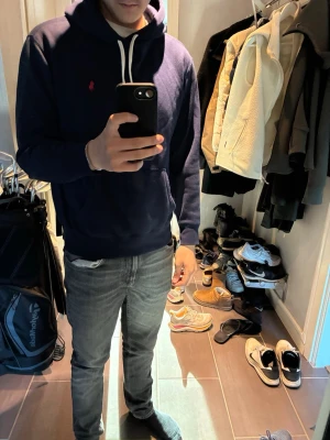 Mörkblå Ralph Lauren hoodie - Mörkblå Ralph lauren hoodie, i bra skick men använd. Den är storlek S och riktigt snygg, ny pris är typ 2000 mitt pris är 750, hör av dig vid minsta fundering. 😁