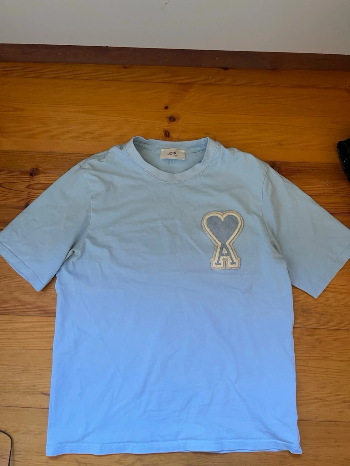 Ljusblå Ami Paris t-shirt med hjärtdetalj