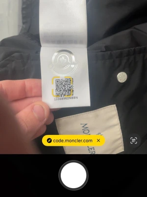 Svart dunjacka från Moncler - Snygg svart dunjacka från Moncler med klassisk design och diskreta detaljer. Jackan har en stilren look och är tillverkad i slitstarkt material med dunfyllning som håller dig varm under kalla dagar. Perfekt för dig som vill ha både stil och funktion i vinterkylan.