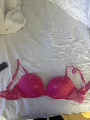 Rosa push-up bh intimissimi - Rosa push up bh från intimissimi, knappt använd i super fint skick i storlek 75B
