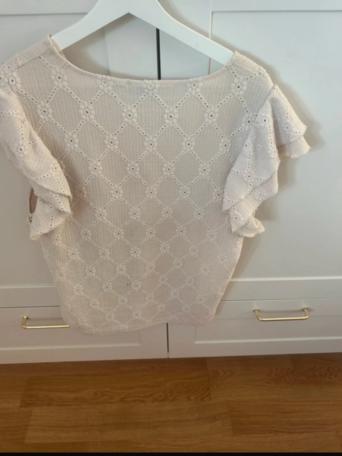 Beige/vit blus med volangärmar från Vila - 1